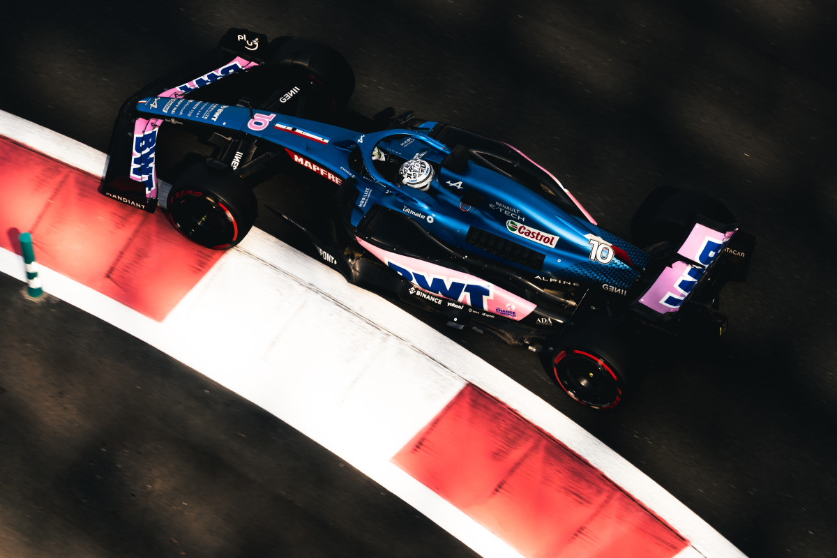 Pierre_Gasly_enjoys_first_outing_alongside_Jack_Doohan_as_BWT_Alpine_F1_Team_rounds_off_2022_season (3)